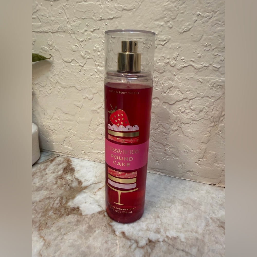 Bath and Body Works Strawberry pound cake body spray 90% full
